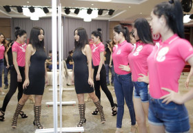 Lại Thanh Hương nghiêm khắc hướng dẫn catwalk cho thí sinh Hoa hậu Việt Nam