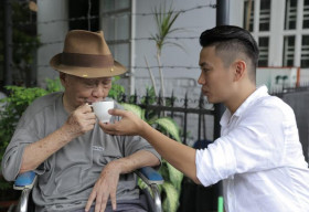 Nhạc sĩ Nguyễn Văn Tý mừng rỡ khi học trò Quang Dũng tới thăm