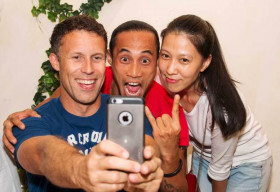 Phạm Anh Khoa hào hứng gặp gỡ hai huyền thoại CLB Manchester United