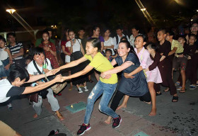 Phi Nhung dẫn các con nuôi ‘đại náo’ phố đi bộ