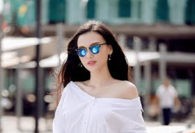 Cao Thùy Linh gợi ý xuống phố với mốt áo trễ vai