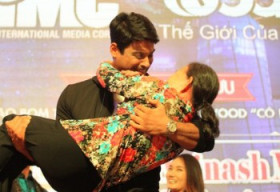 Chồng ‘Cô dâu 8 tuổi’ khiến fan phát cuồng khi nâng bổng cụ già 80 tuổi