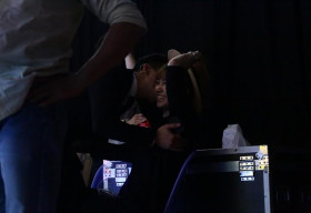 Hariwon cười tít mắt khi được Trấn Thành hôn