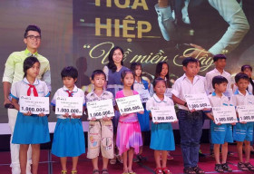 ‘Hòa Hiệp – Về Miền Tây’: 1600 khán giả tham dự bất chấp mưa gió
