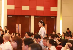 Kỳ Duyên vẫn đi muộn dù sự kiện bắt đầu trễ 1 giờ