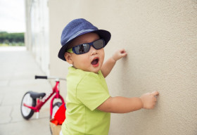 Phượt thủ nhí 18 tháng tạo dáng xì tin với gu thời trang sành điệu