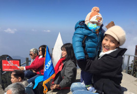 Phượt thủ nhí 15 tháng tuổi chinh phục đỉnh Phan Xi Păng