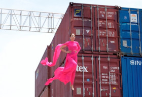 Siêu mẫu Thanh Hằng bị kéo lê 3m dưới đất vì ghi hình thời trang