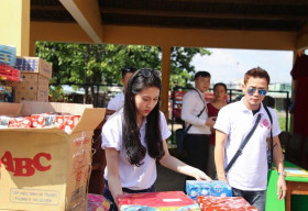 Hoa hậu Thu Vũ trao học bổng ‘Tiếng Trống Khuyến Học’ tại quê nhà