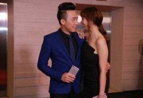 Trấn Thành vui vẻ đứng chờ gần 30 phút để đón Hari Won