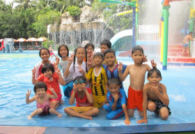 CapitaLand Việt Nam tổ chức ‘ngày hội bơi lội’ cho trẻ em đường phố