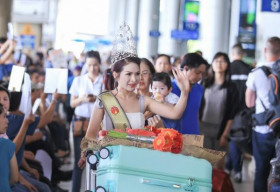 Hoa hậu Doanh Nhân Người Việt Châu Á 2016 Lê Thanh Thúy  xuất hiện rạng rỡ ở sân bay