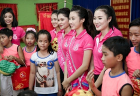 Hoa hậu Đỗ Mỹ Linh đón trung thu sớm cùng trẻ em mồ côi