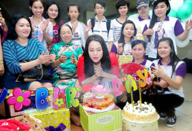 Fan ập đến phim trường mừng sinh nhật Nhật Kim Anh
