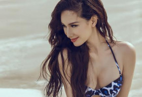Quỳnh Chi diện bikini nóng bỏng trên biển