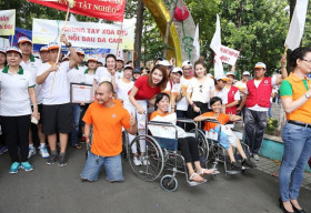 Á hậu trang sức Thúy Ngân nhiệt tình đi bộ vì nạn nhân da cam