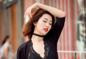Thuý Ngân trẻ trung, gợi cảm xuống phố