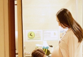 Trần Hạo Dân giải thích về bức ảnh chăm sóc vùng kín cho vợ