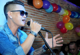 Trịnh Tuấn Vỹ bất ngờ gặp sự cố trong buổi họp fan