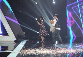 Ốc Thanh Vân chạy tán loạn trên sân khấu vì bị chó… tè vào chân