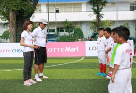 Hào hứng với trận đấu thứ 2 của 10 cậu bé ‘Lotte – Cầu thủ nhí 2016’