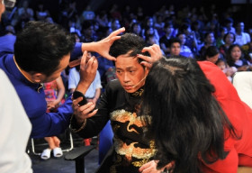 Hữu Quốc nhiệt tình làm tóc cho Hoài Linh tại trường quay Thử tài siêu nhí