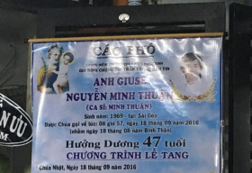 Nghệ sĩ Việt khóc nghẹn khi đến viếng ca sĩ Minh Thuận