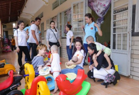 Hoa hậu Lê Thanh Thúy vui trung thu cùng trẻ em và người già neo đơn