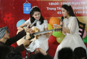 Hoa hậu Mỹ Linh, Á hậu Thuỳ Dung vui trung thu cùng các em nhỏ