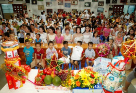 Dàn người đẹp Hoa hậu Việt Nam 2016 vui tết Trung thu cùng bệnh nhi