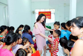 Á khôi Lê Ngọc Thanh giản dị trao quà cho thiếu nhi nghèo