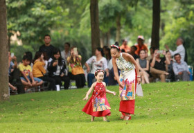 Đoan Trang cùng con gái 2 tuổi rưỡi biểu diễn tại ‘Tuần lễ thời trang thiếu nhi’