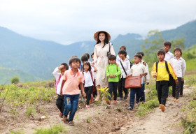 Angela Phương Trinh ‘lột xác’ với hình ảnh cô giáo vùng cao