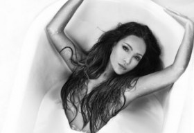 Thanh Hà táo bạo nude trong bồn sữa ở tuổi 47