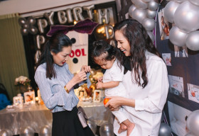 Diễm Châu hạnh phúc trong tiệc thôi nôi con trai