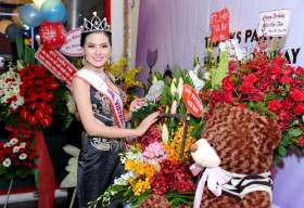 Hoa hậu Kim Thoa bật khóc nghẹn ngào trong tiệc mừng sinh nhật
