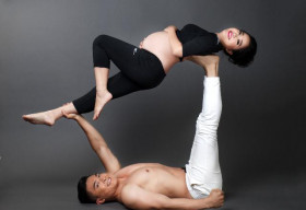 Bầu 6 tháng, MC Hồng Phượng tươi trẻ chụp ảnh ‘làm xiếc’ cùng ông xã