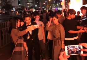 Isaac được đông đảo fan Hàn vây kín tại Liên hoan phim Quốc tế Busan