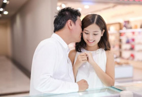 Khánh Hiền hạnh phúc bên bạn trai đi thử nhẫn cưới