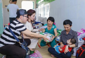 Hoa hậu Lê Thanh Thúy giản dị đi từ thiện ở Bệnh viện Nhi Đồng
