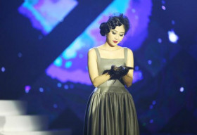 Liêu Hà Trinh gây tranh cãi khi đập vỡ ly thật trên sân khấu Én Vàng 2016