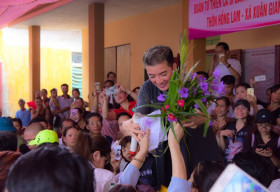 Mr Đàm xúc động trong vòng tay yêu thương của người dân Hà Tĩnh