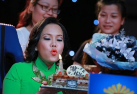 Việt Hương được fan tổ chức sinh nhật trên ghế nóng