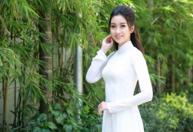 Hoa hậu Mỹ Linh tinh khôi áo dài trắng đi trao học bổng cho tân sinh viên