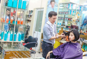 Đàm Vĩnh Hưng giữ lời hứa chỉnh lại tóc cho Én vàng Liêu Hà Trinh
