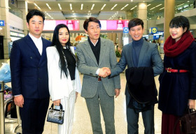 Lý Hải được đạo diễn Hàn Quốc ra sân bay chào đón nồng nhiệt