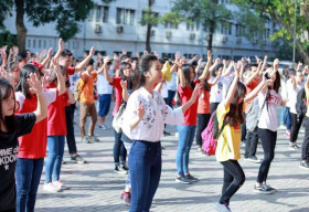 Hoa hậu Mỹ Linh nhảy flashmob ở trường Ngoại Thương mừng 20/11