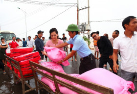 Á hậu Quỳnh Mai chung tay giúp đỡ đồng bào Quảng Bình