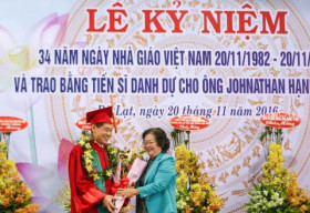 ‘Vua hàng hiệu’ Jonathan Hạnh Nguyễn nhận danh hiệu Tiến sĩ danh dự