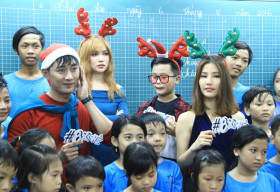 Khôi Trần và Diễm My 9x mang Giáng Sinh đến trẻ em khuyết tật Nhà May Mắn